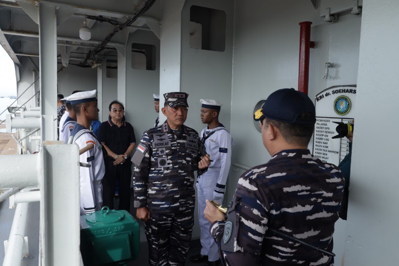 Dankodaeral IV Laksamana Muda TNI Berkat Widjanarko meninjau KRI dr Soeharso 990 yang akan membawa peserta PPKM 2025, kemarin. (ft lanalbatam)