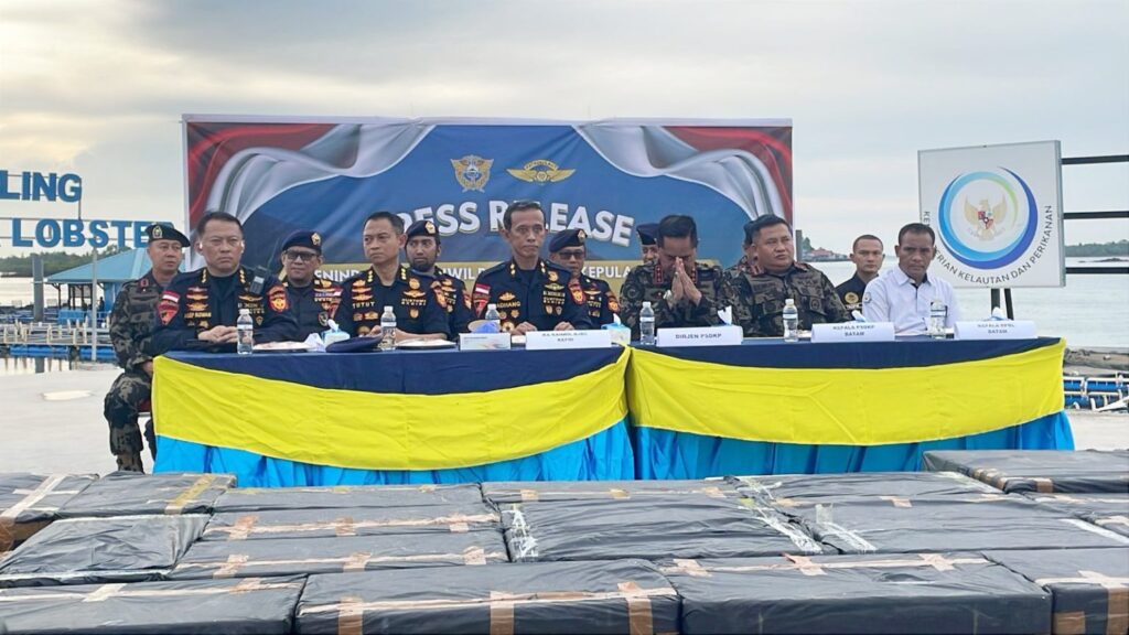 Jajaran Kanwil DJBC Khusus Kepri saat menggelar konferensi pers terkait penggagalan penyelundupan 281.583 ekor benih bening lobster senilai Rp 28,1 miliar, Rabu sore ini. (ft novel)