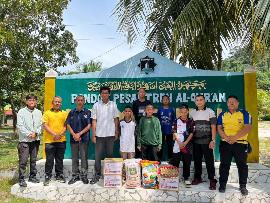 Jajaran Porles Karimun saat menyerahkan bantuan ke Panti Asuhan Hidayatullah, Sememal Pasir Panjang, pagi tadi. (ft humaspolreskarimun)