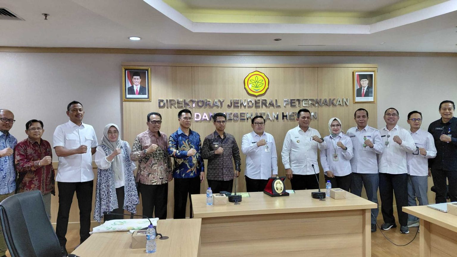 Wabup Jarmin dan sejumlah kepala darah di Kepri saat melawat ke Kantor Kementan RI, kemarin. (ft kominfonatuna)