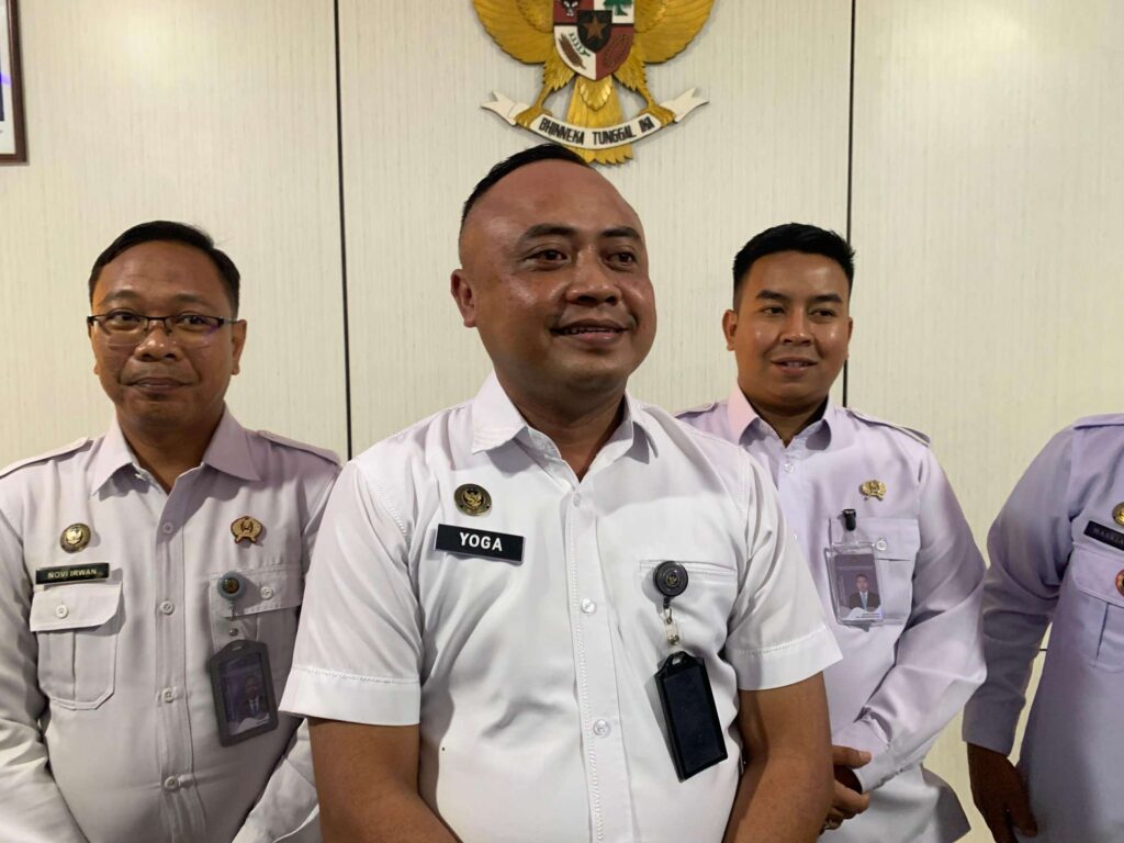 Kepala Rutan Karimun Yoga Hadhi Wijaya bersama jajarannya ketika diwawancara wartawan, pagi tadi. (ft ricky)
