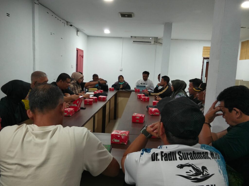 Siap Tempur di Porprov Kepri 2026: KONI Karimun Bentuk Tim Persiapan, Optimalkan Anggaran Efisiensi Karimun – Komite Olahraga Nasional Indonesia (KONI) Kabupaten Karimun semakin memantapkan persiapan menuju Pekan Olahraga Provinsi (Porprov) Kepulauan Riau 2026. Sebagai langkah konkret, KONI telah meresmikan pembentukan Tim Persiapan Porprov untuk memastikan seluruh proses pelatihan dan administrasi berjalan terstruktur. Ketua KONI Karimun menegaskan bahwa dukungan penuh, baik moril maupun materil, sangat dibutuhkan mengingat besarnya tantangan dan kebutuhan untuk memfasilitasi atlet. Dukungan Pemda dan Anggaran yang Dievaluasi Ketua KONI, Sri Rezeki mengungkapkan telah bertemu langsung dengan Bupati Karimun untuk menyampaikan rencana persiapan Porprov 2026. Dalam pertemuan tersebut, Bupati memberikan dukungan kuat, sambil menjelaskan bahwa besaran anggaran yang diajukan KONI telah melalui proses pembahasan dan evaluasi bersama Tim Anggaran Pemerintah Daerah (TAPD). Berdasarkan kemampuan keuangan daerah, anggaran KONI mengalami proses efisiensi, sebagaimana diberlakukan pada seluruh organisasi penerima alokasi daerah. “Anggaran yang sudah dievaluasi dan dibahas bersama TAPD itu kita terima. Kita akan mengoptimalkan setiap rupiah agar persiapan atlet tetap berjalan dengan baik dan target prestasi bisa tercapai,” ujar Ketua KONI. Keputusan ini diterima dan dimaklumi oleh seluruh pengurus cabang olahraga (cabor) di bawah naungan KONI Karimun. Lebih lanjut, anggaran untuk persiapan Porprov Kepri 2026 direncanakan akan dimasukkan ke dalam APBD Murni Tahun 2026, memastikan seluruh kebutuhan atlet dapat terakomodasi secara terencana. Dengan kesiapan internal melalui Tim Persiapan Porprov dan komitmen mengoptimalkan sumber daya yang ada, KONI Karimun optimis dapat memberikan prestasi terbaik dan membawa nama Kabupaten Karimun semakin dikenal di tingkat provinsi. (msa)