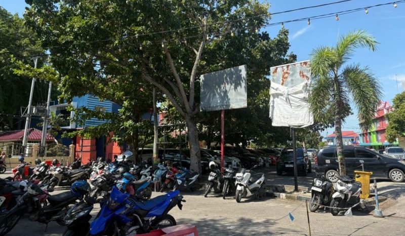 Kondisi parkir di Pelabuhan Taman Bunga, beberapa waktu lalu. (ft ricky)