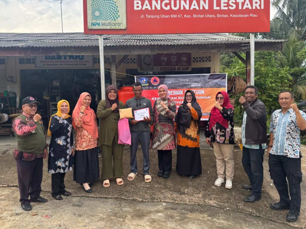 Penerima bantuan berfoto bersama Wabup Bintan Deby, kemarin. (ft mcbintan)