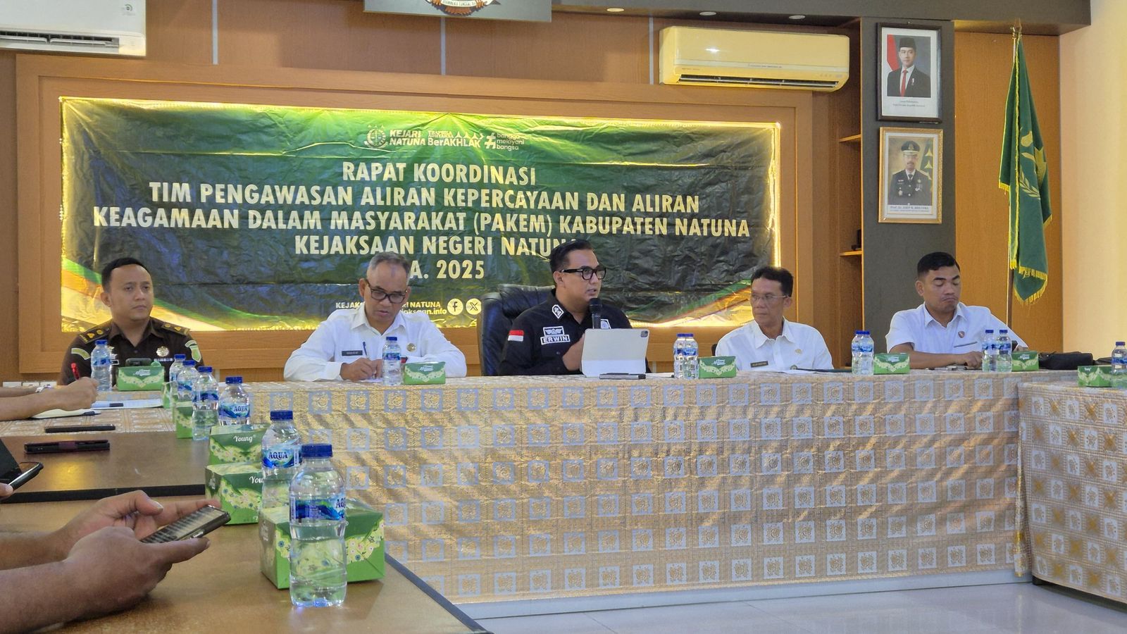 Kajari Natuna saat memimpir Rakor Tim PAKEM ke-3 Tahun 2025, bertempat di Aula Kejaksaan Negeri Natuna, pagi tadi. (ft rusdiandika)