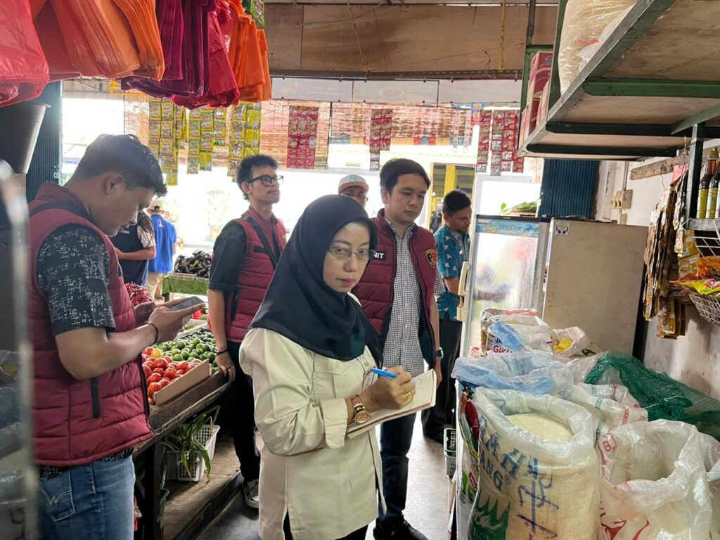 Satgas Pangan saat melakukan tugasnya di satu toko di Karimun, pagi tadi. (ft msaimi)