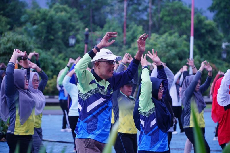Rangkaian Hari Jadi ke-22: Sekda Lingga Senam Sehat Bersama Ratusan Warga, Sambut Meriah Pawai Pendidikan