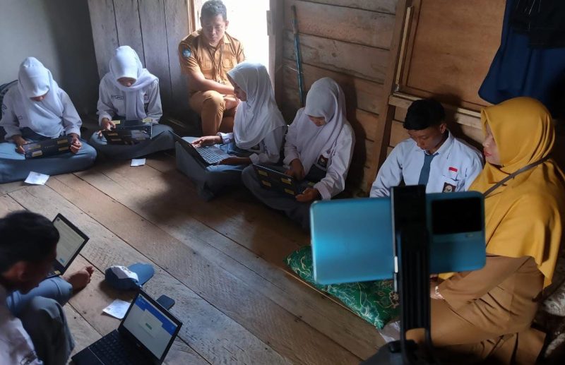 Cerita Perjuangan Siswa Ujung Negeri: Tes Akademik di Rumah Warga karena Sinyal Hilang di SMAN 1 Kepulauan Posek