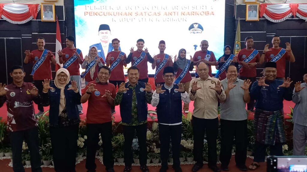 Undangan berfoto bersama Bupati Iskandarsyah usai mengukuhkan Satgas Anti Narkoba di Gedung Nasional, pagi tadi. (ft ricky)