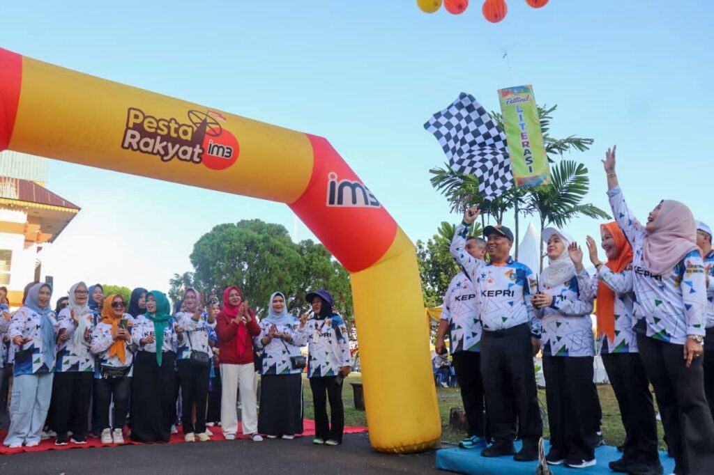 Wagub Kepri Nyanyang saat melepas funwalk di Tanjungpinang, kemarin. (ft kominfokepri)
