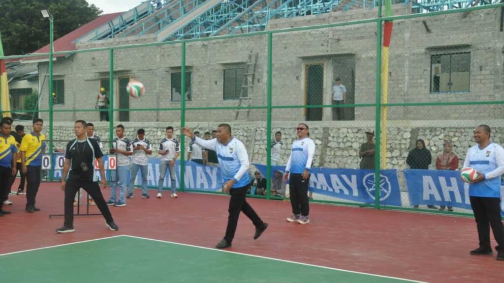 Wakil Bupati Rocky M Bawole saat membuka resmi turnamen voli di Asrama Polisi Karimun Kapling, Jumat kemarin. (ft edy)