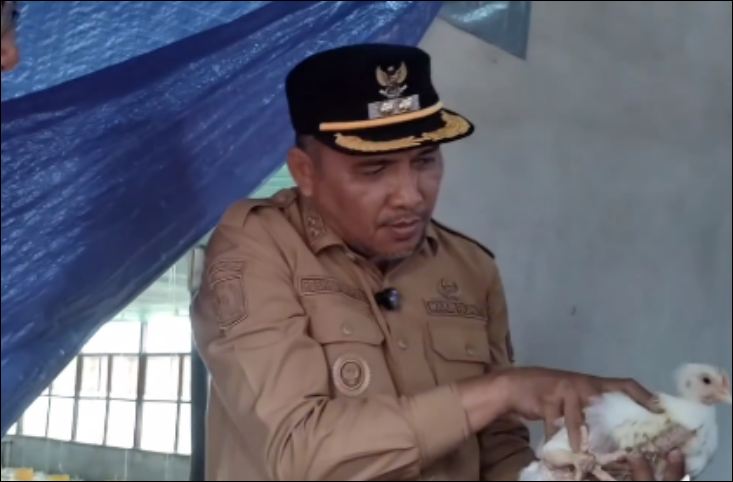 Dukung Ketahanan Pangan dan Perekonomian Desa, Wabup Rocky Bawole Hadiri Panen Ayam BUMDesa dan Serahkan Sertifikat Redistribusi di Belat