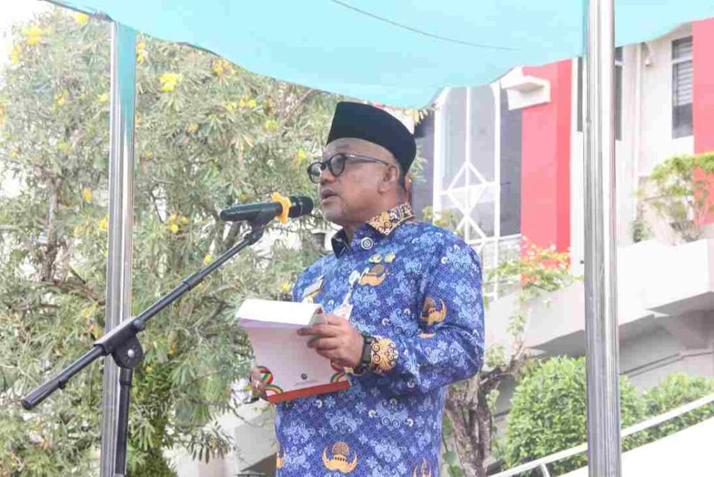 Wako Lis Darmansyah saat memimpin Upacara Hari Pahlawan di halaman kantornya, pagi tadi. (ft kominfotpi)