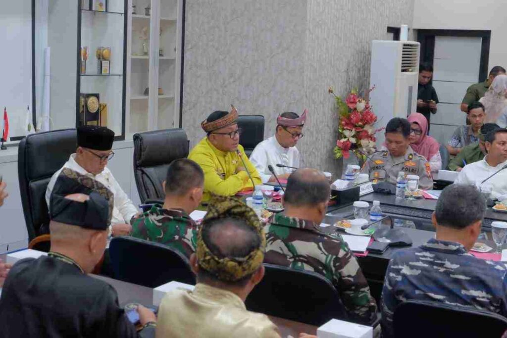 Wali Kota Lis saat memimpin Rakor dengan FKPD terkait kesiapan menghadapi Kamtibmas dan bencana akhir tahun, pagi tadi. (ft kominfotpi)