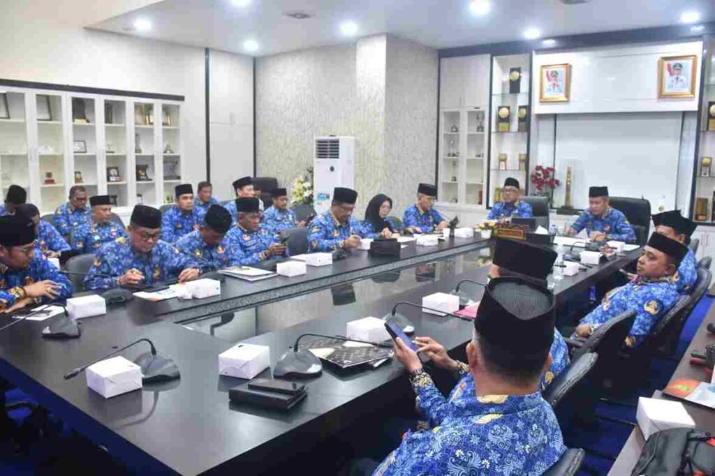 Walikota Lis saat memimpin Rakor di kantornya, pagi tadi. (ft kominfotpi)