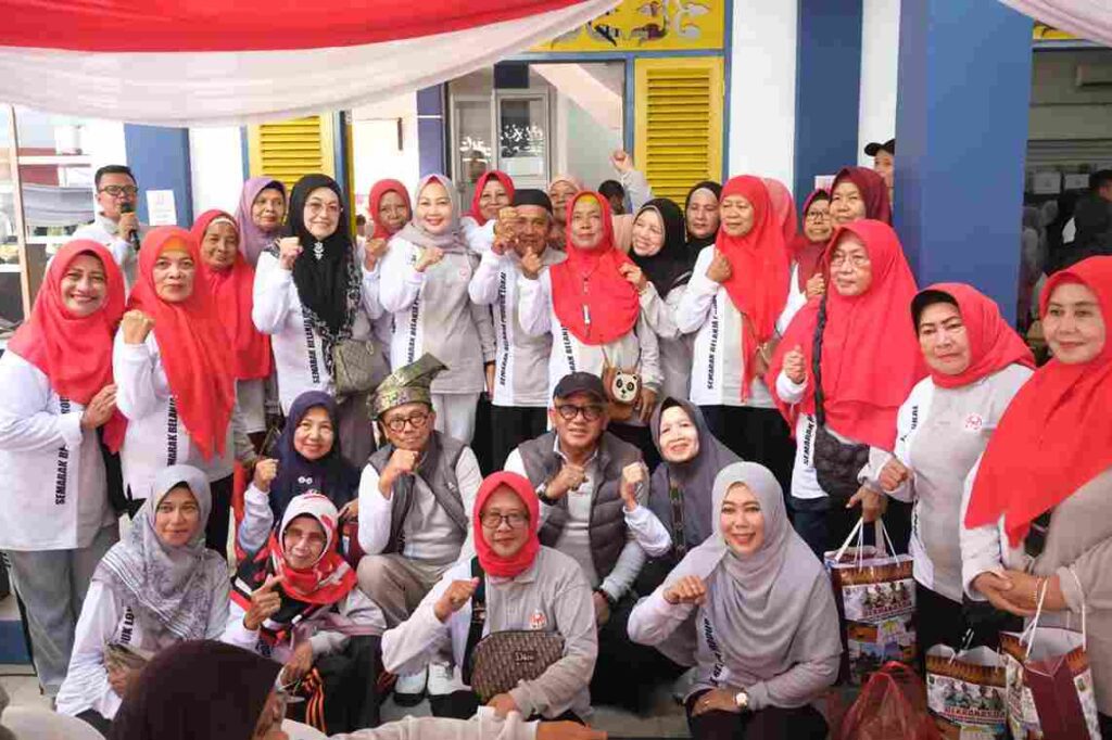 Wawako Tanjungpinang berfoto bersama pengurus Dekranasda Tanjungpinang, tadi siang, (ft kominfotpi)