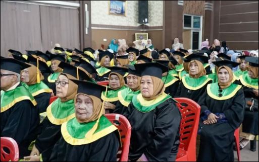 Dukungan Penuh Bupati Iskandarsyah dan Ketua PKK, Wisuda Akbar Sekolah Lansia Karimun Berlangsung Meriah