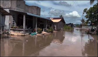 Banjir Rob di salah satu sudut kampung di Tebing, siang tadil (ft kikin)