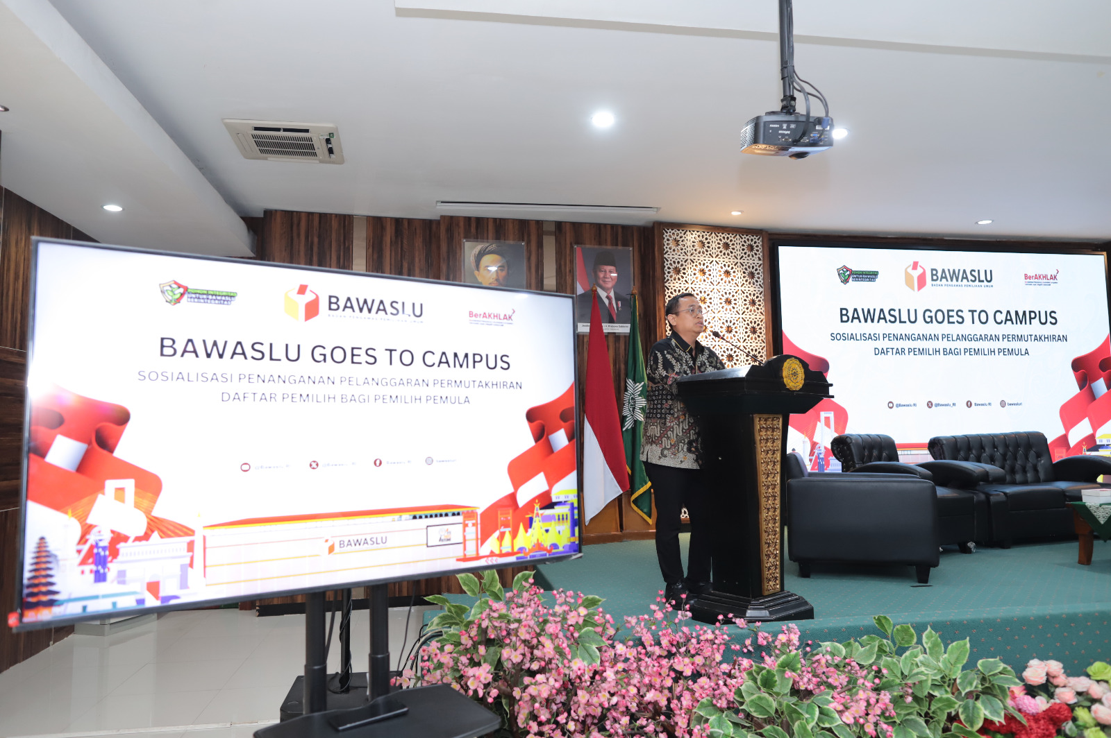 Anggota Bawaslu Puadi saat kegiatan Bawaslu Goes to Campus: Sosialisasi Penanganan Pelanggaran Pemutakhiran Daftar Pemilih bagi Pemilih Pemula di UMJ, belum lama ini. (ft bawaslugoid)