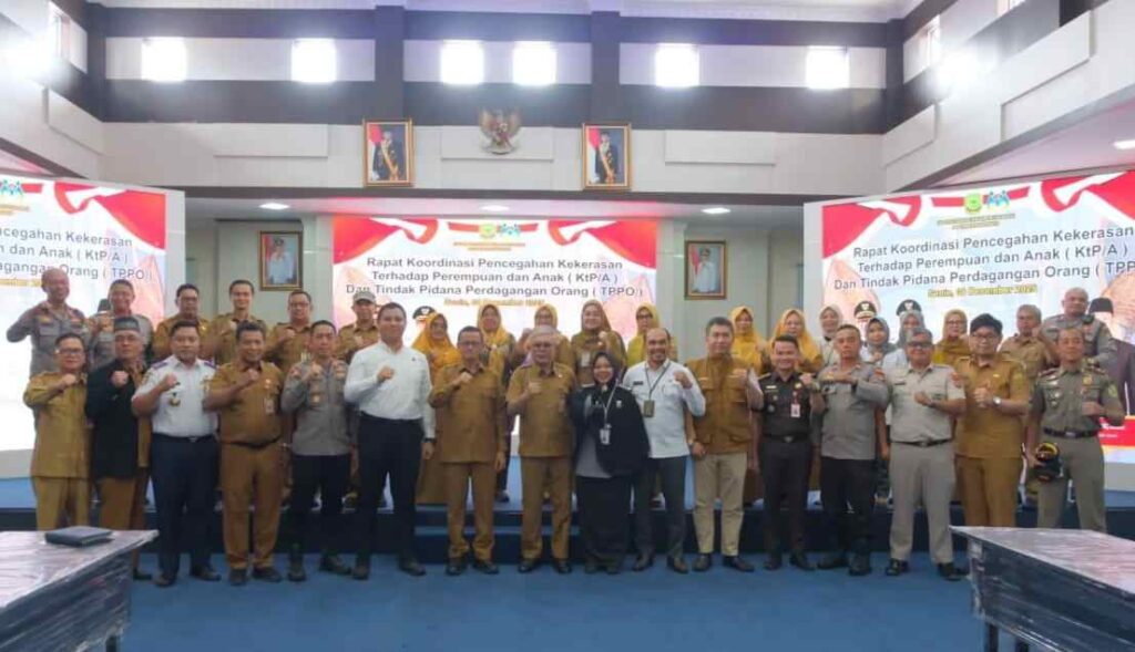 Berfoto bersama saat pembukaan Rakor Pencegahan Kekerasan terhadap Perempuan dan Anak dan TPPO yang digelar di Aula Sultan Sulaiman Badrul Alamsyah, Kantor Wali Kota Tanjungpinang, pagi tadi. (ft kominmfotpi)
