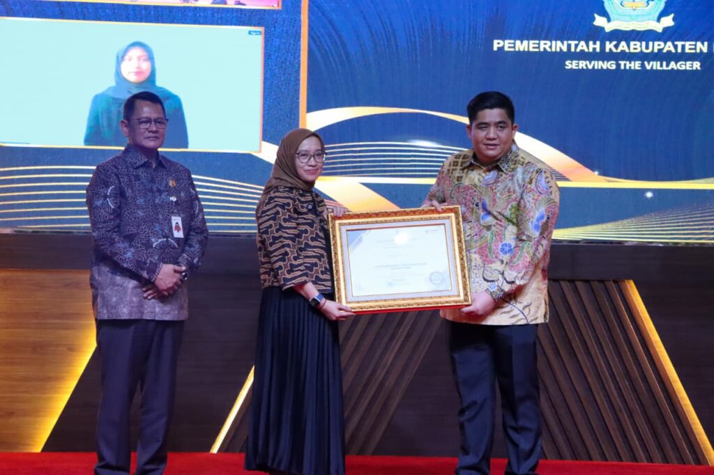 Bupati Bintan Roby Kurniawan saat menerima penghargaan dari MenPAN RB, kemarin pagi. (ft mcbintan)