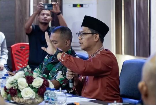 Bupati Iskandarsyah saat memimpin rapat KMP di Gedung Pemkab Karimun, pagi tadi. (ft prokopim)
