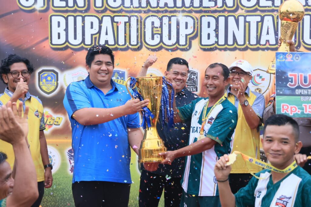 Bupati Roby Kurniawan (kaos biru) saat menyerahkan piala kepada juara, kemarin sore. (ft mcbintan)
