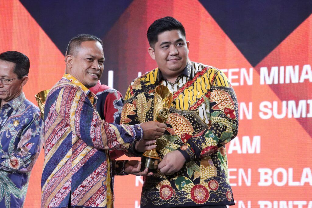 Bupati Roby saat menerima penghargaan di ajang Innovative Government Award (IGA Award) tahun 2025 di Jakarta, tadi malam. (ft mcbintan)