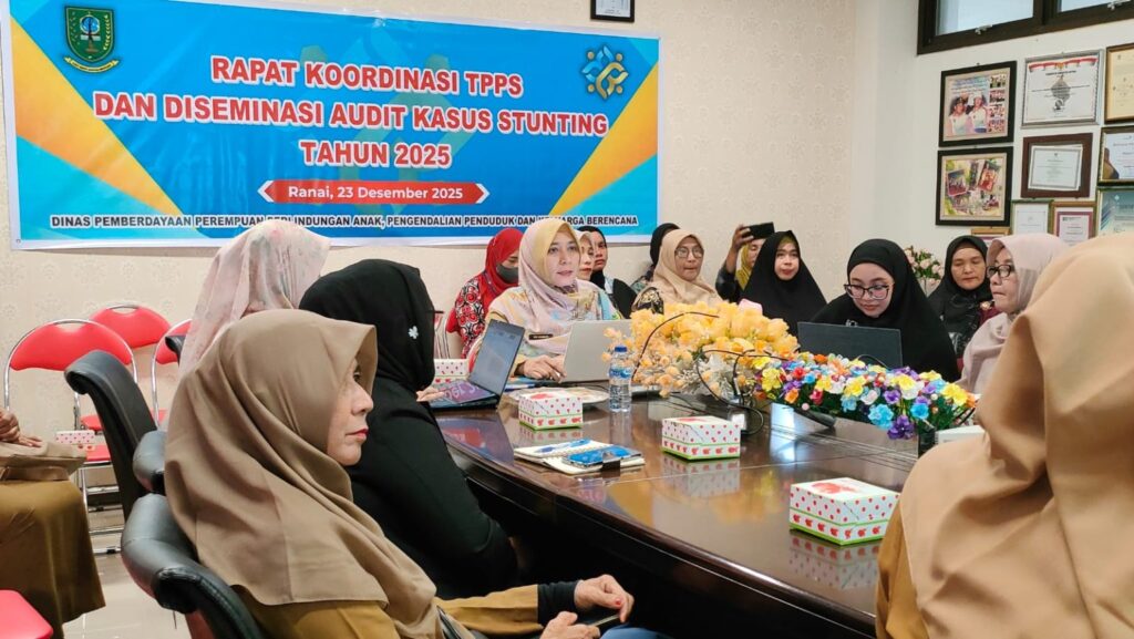 Kepala DP3AP2KB Kabupaten Natuna, Sri Riawati saat memimpir Rakor Stunting, kemarin. (ft kominfonatuna)