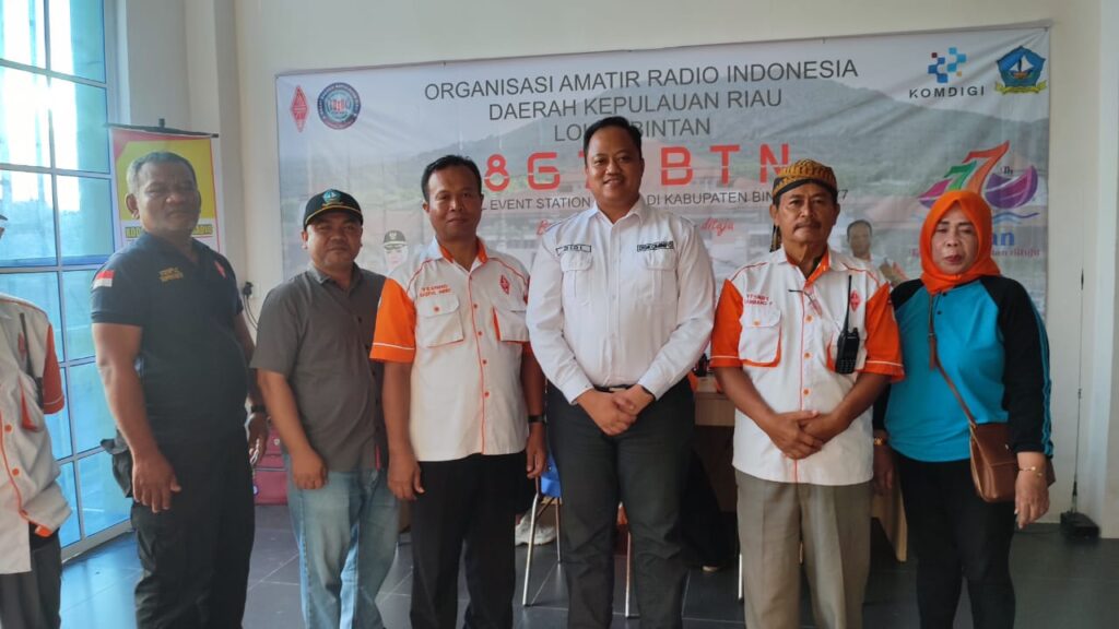 Kepala Dinas Komunikasi dan Informatika Kaupaten Bintan, Didi Kurniadi berfoto bersama usai ORARI Bintan merilis Petunjuk Pelaksanaan (Juklak) kegiatan SES ini melalui Sekretariat mereka di Stadion Megat Alang Perkasa, Jalan Raya Busung, Desa Busung, Seri Kuala Lobam, Sabtu kemarin. (ft oraribintan)