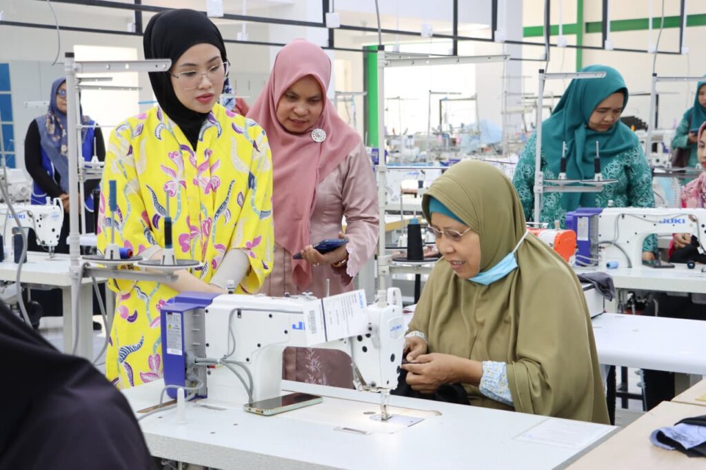 Ketua Dekranasda Bintan Hafizha Rahmadhani (berbaju kuning) saat meninjau pengoperasian Gedung Produksi Sentra Industri Fashion di Seri Kuala Lobam, Juamt sore kemarin. (ft mcbintan)