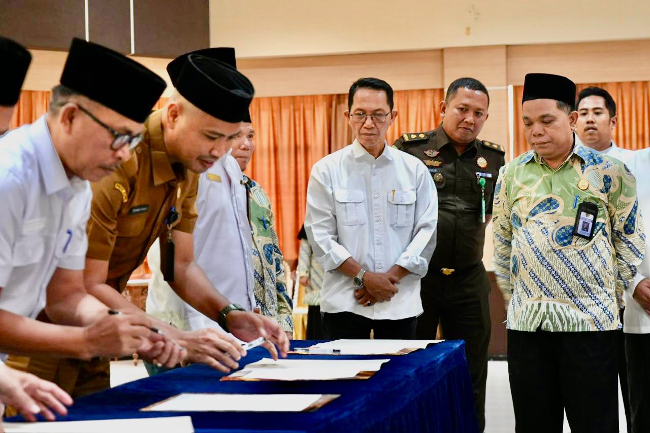 Wali Kota Batam, Amsakar Achmad, menyaksikan penandatanganan MoU Pembinaan Keluarga Sakinah saat membuka Rakerda BP4 Kota Batam Masa Bhakti 2025-2030 di Kantor Wali Kota Batam, pagi tadi. (ft dheo),