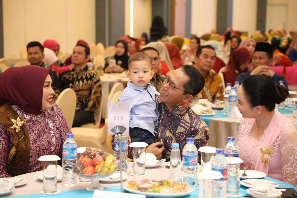 Wako Batam dan istri serta Wawako Batam saat menghadiri peringatan Hari Ibu di Hotel Planet Holiday, pagi tadi. (ft restu)