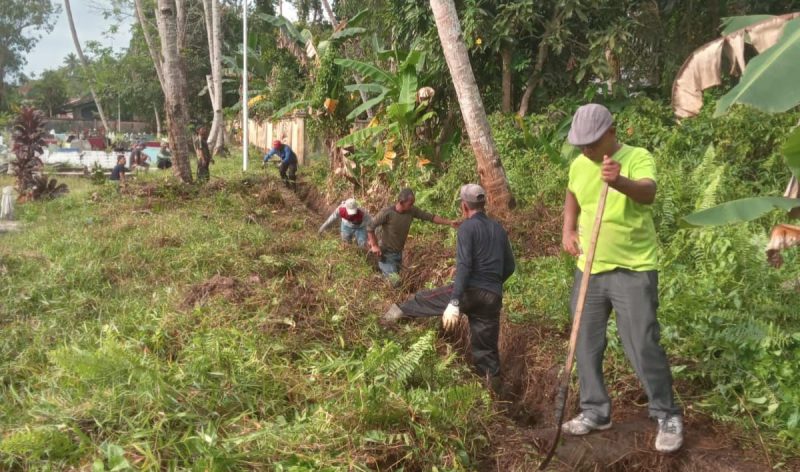 Warga dan Perangkat Kelurahan Dabo Lama saat bergotong royong membersihkan drainase untuk menegah banjir, kemarin. (ft herie)