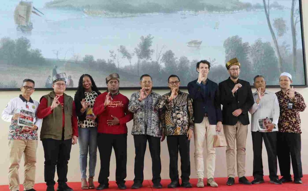 Wawako Tanjungpinang berfoto bersama usai menutup The International Workshop on Historic Urban Landscape (HUL) di Tanjungpinang, siang tadi. (ft kominfotpi)
