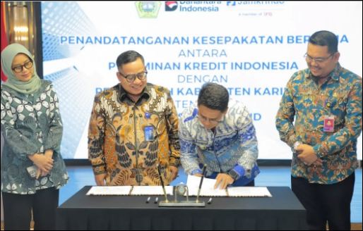 Bupati Iskandarsyah saat menandatangani kerjasa dengan PT Jamkindo, kemarin. (ft prokopim)