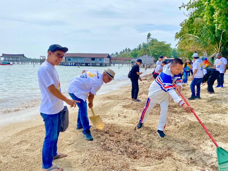 Goro bersih pantai merupakan di antara kegiatan yang digelar KJK Kepri dalam rangka Hari Pers Nasional 2026, beberapa hari lalu. (ft kjk)