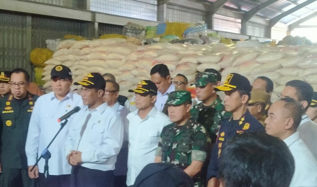 Menteri Pertanian Andi Amran Sulaiman ketika memberikan keterangan pers saat sidak gudang Kanwil DJBC Kepri Tanjungbalai Karimun, pagi tadi. (ft noel)