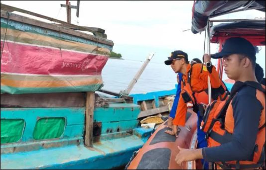 Tim sedang mencari nelayan Karimun yang diduga terjatuh dari kapal dan hilang di Perairan Pulau Rangsang, pagi tadi. (ft ricky)