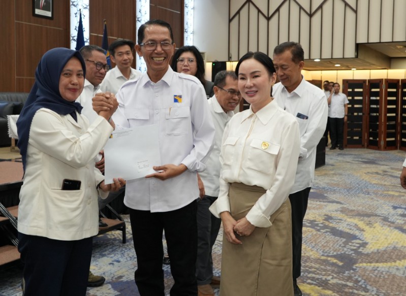 Wako Amsakar dan Wawako Li Claudia saat menyerahkan SK kepada pegawai BP Batam, kemarin. (ft qori)