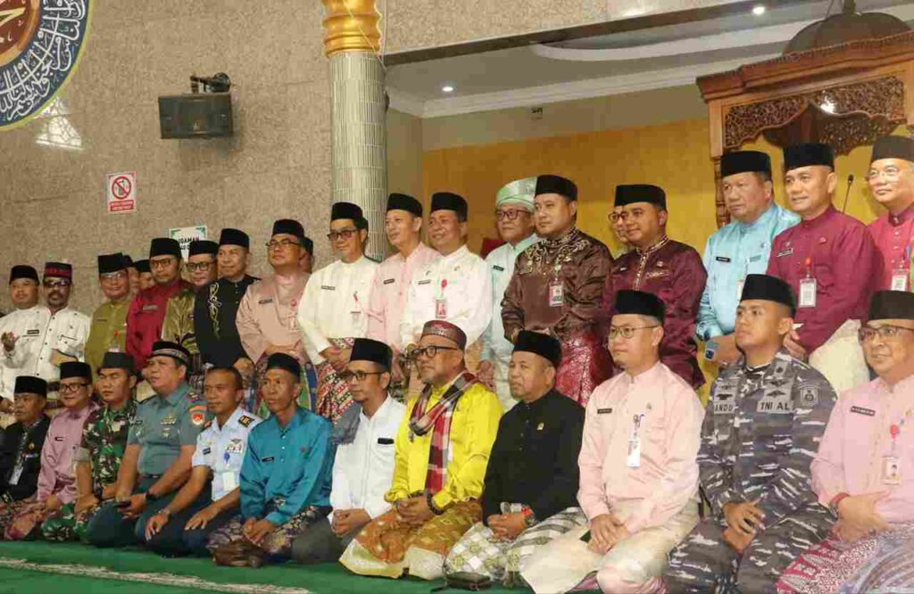 Walikota Lis berfoto bersama jajaran Pemerintah Kota Tanjungpinang menggelar Salat Tasbih berjemaah dengan Aparatur Sipil Negara (ASN) di Masjid Al Furqon, Jalan Pemuda, Rabu (7/1/2026). (ft kominfpotpi)