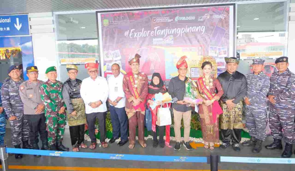Walikota Lis saat menyambut tamu perdana di Pelabuhan Sri Bintan Pura, pagi tadi. (ft kominfotpi)