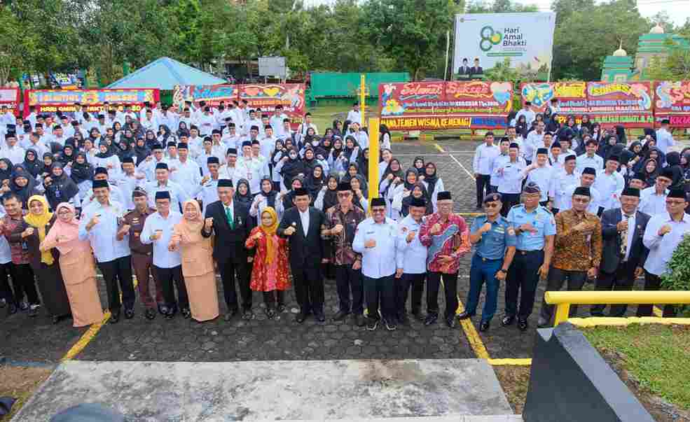 Wawako Ariza berfoto bersama usai Upacara Peringatan HAB ke-80 Kemenag RI, pagi tadi. (ft kominfoti)