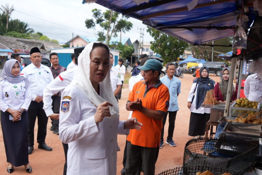Bupati Cen Sui Lan saat meninjau gerobak bantuan kepada UMKM di Pantai Piwang, Natuna, pagi tadi. (Ft kominfonatuna)