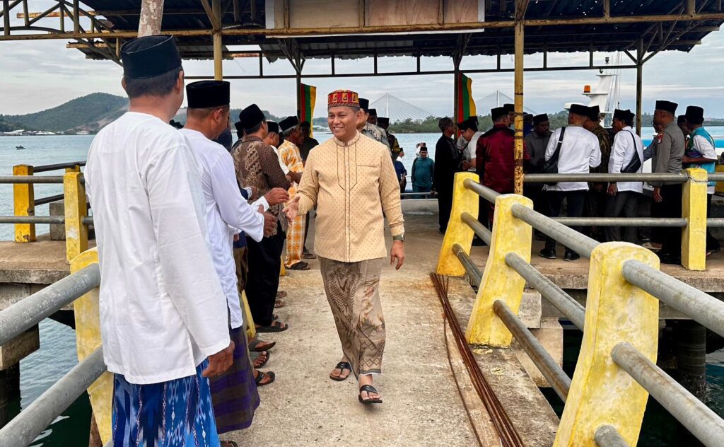 Sekda Batam, Firmansyah, menghadiri Safari Ramadan di Masjid Nurul Taqwa, Pulau Panjang Barat, Setokok, Kecamatan Bulang, Kamis (26/2/2026). Dok. Humas Diskominfo Batam