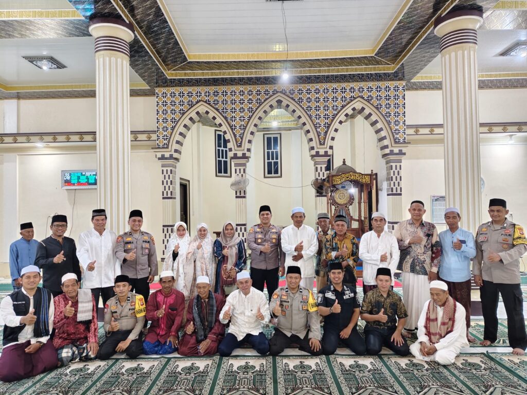 Jajaran Polsek Tempuling Inhil saat Safari Reamadan, malam tadi. (ft muhamad)