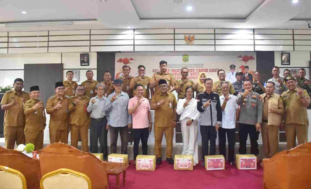 Wali Kota Lis berfoto bersama Ketua RT dan RW di Tanjungpinang usai penyerahan Sembako jelang Imlek, kemarin. (ft kominfiotpi)