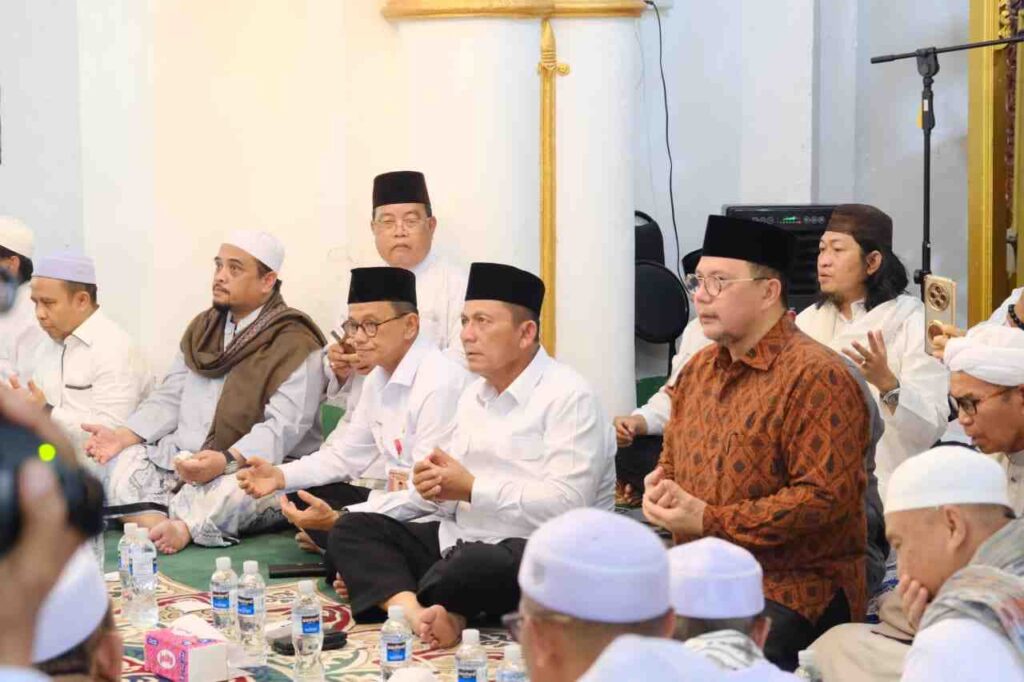 Wawako Raja Ariza saat menyambut rombongan Yayasan Syekh Muhammad Arsyad Al Banjari dalam rangka Haul Khalifah Syekh Syihabuddin di Masjid Raya Sultan Riau, pagi tadi. (ft kominfotpi)