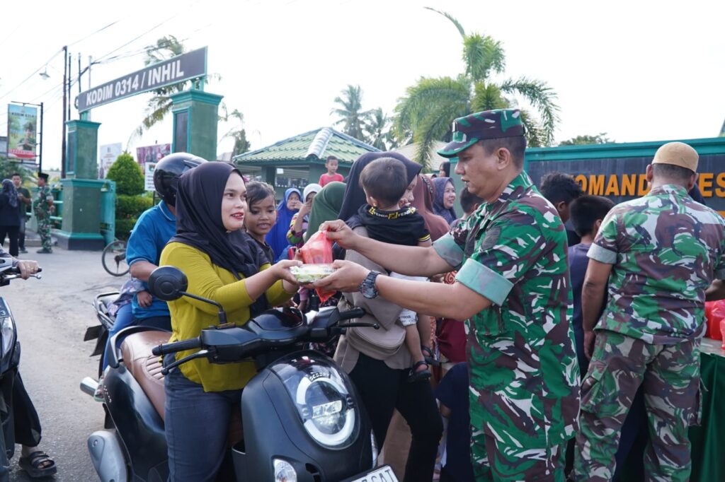 Anggota Kodiim saat membagikan takjil ke masyarakat, sore kemarin. (ft muhanmad)