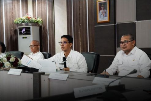 Bupati Karimun (kedua dari kanan) bersama Ketua DPRD Karimun Raja Hafiza saat rapat pengendalian inflasi di Pemkab Karimun, pagi tadi. (ft msaimi)